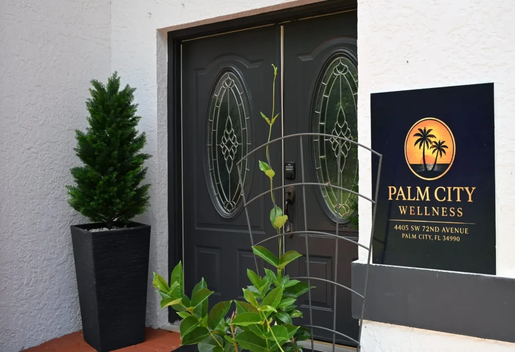 palm-city-wellness-main-entrance-to-the-residence (1)