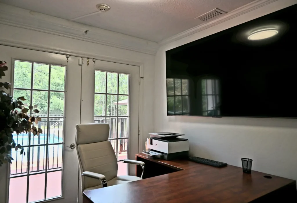 palm-city-wellness-residence-workspace